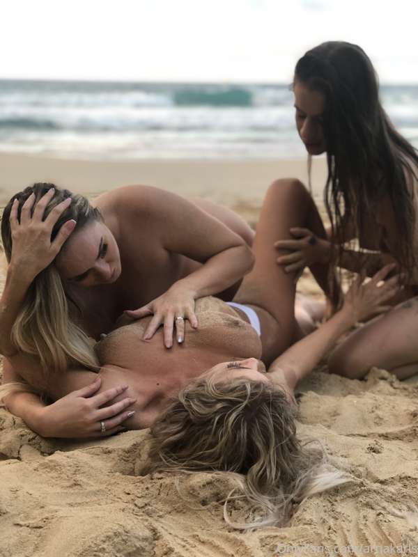 Mmm has can’t get enough of these girls 😈😈💦


@tris_love @ci..