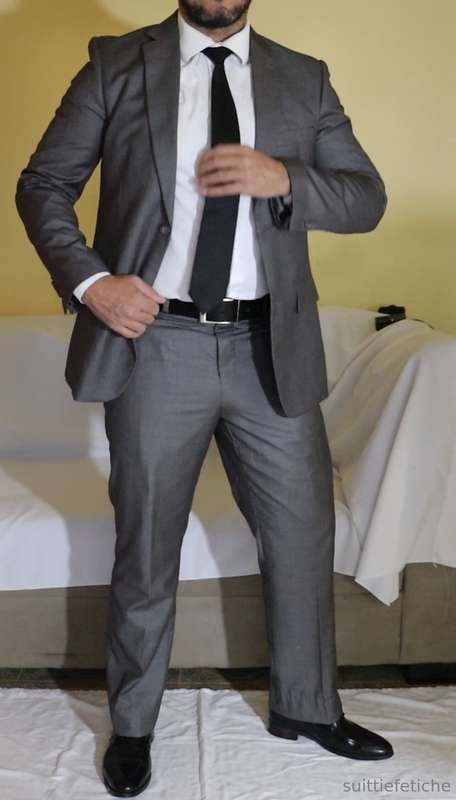 Quem gosta de gozar vendo um homem de terno? 33