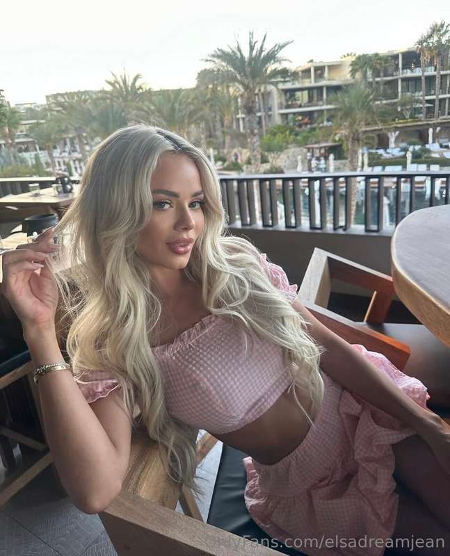 Pretty in pink 💘 What color are my panties in slide 3 & 4? 🙈