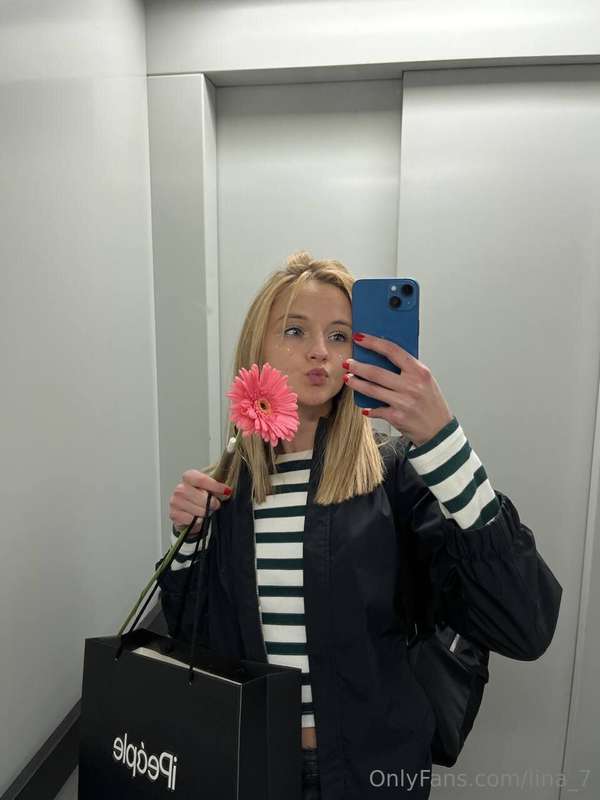 When I was walking, I found this pretty flower, do you think..