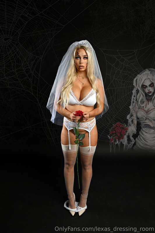 Sexy HALLOWEEN 🦇👑You've never seen a zombie's pussy❓ Just jo..