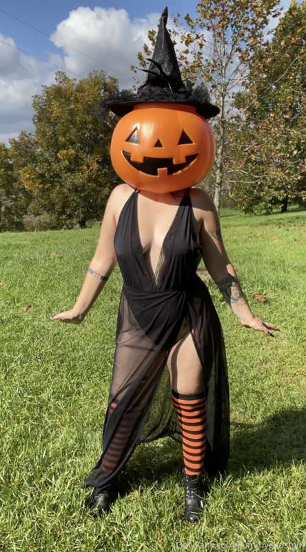 Pumpkin witch 🎃🖤 (not sure why this didn’t post on Halloween.. 1