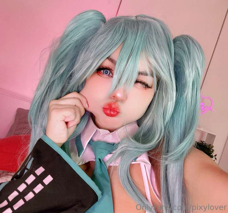  This week's cosplay is of the cute and tender MIKUU!! What ..