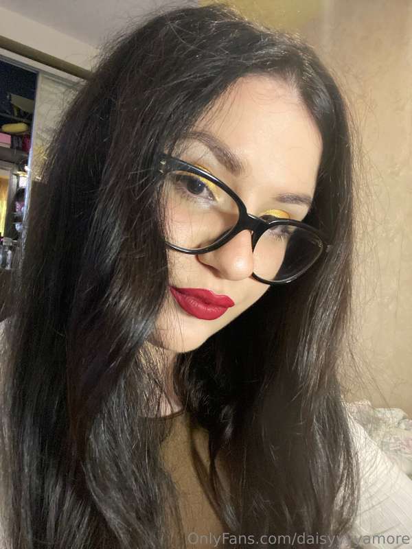 With glasses 👓 or without?