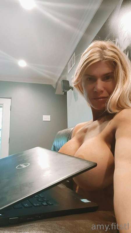Best part about work from home 😏 Um working topless 😈