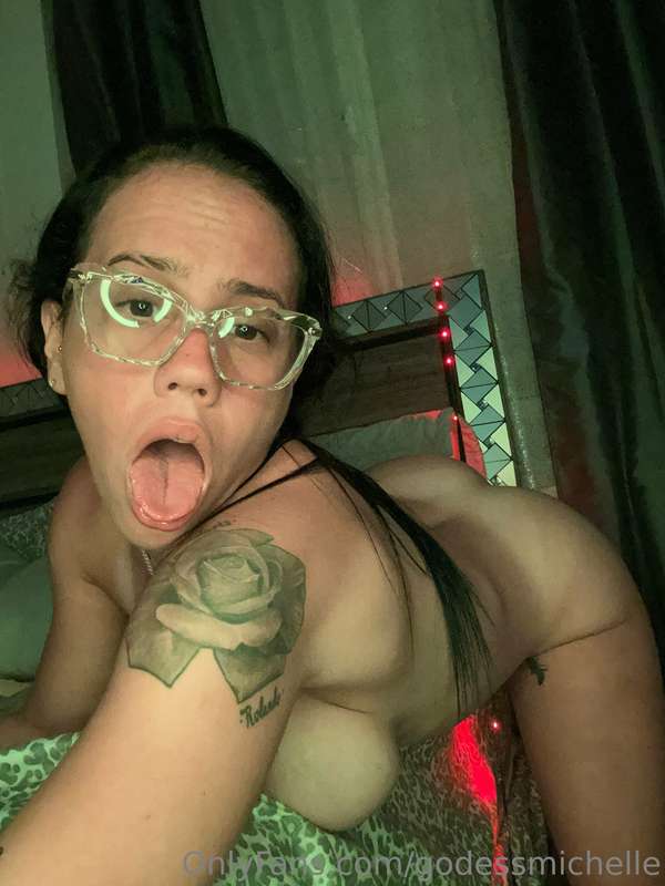 Estoy desnudita en mi cama. Quiero que chupen todaaa 🥵🥵🤤 3