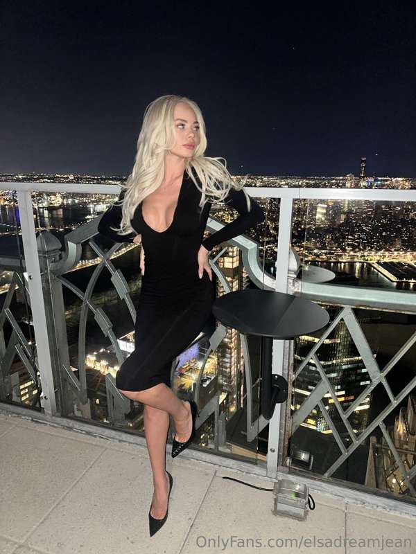 Do you like my outfit? 🖤 4