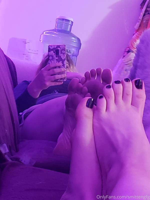 [Early access] Non-nude feet, calves and just a peak of thig.. 3
