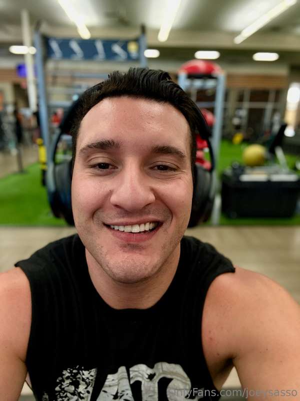happy humpday, you hitting the gym? 🏋️‍♀️🏋️‍♀️