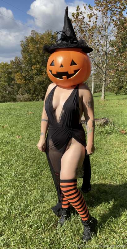 Pumpkin witch 🎃🖤 (not sure why this didn’t post on Halloween.. 12