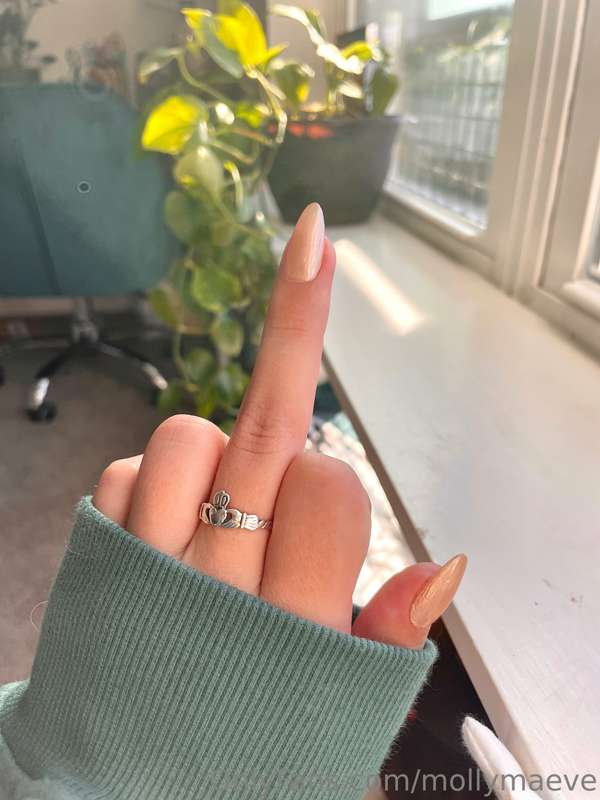Who doesn’t love a woman with sexy hands & nails? 😍 2