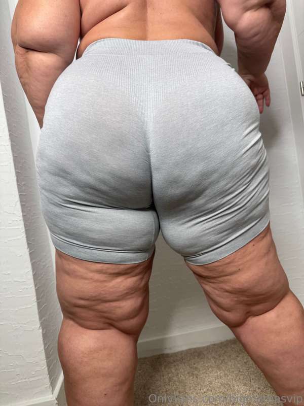 Think you could handle my fat ass 🥵🥵