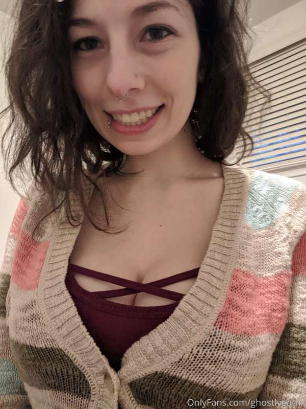 I need more pics in that top, it makes my tits look amazing!