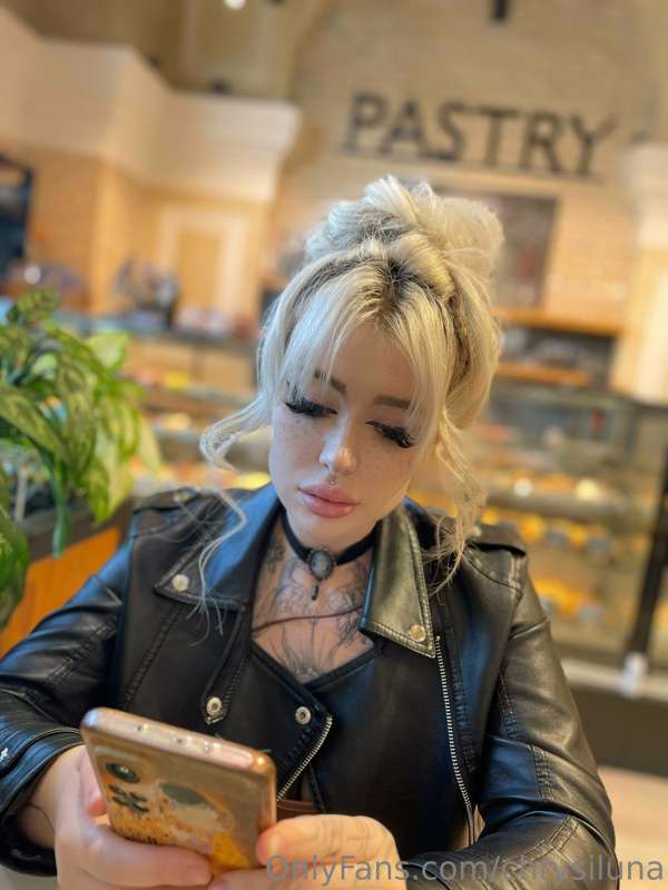 I love going to coffee shops with my girlfriend 🤗🤗 we talk a..