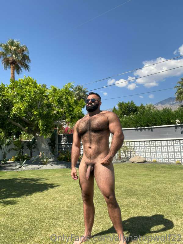 Greetings from Palm Springs ☀️🌴
Start swiping 😏 2