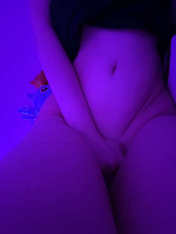 Smol pic set and clip for tonight~ do you like my holes? :3 9