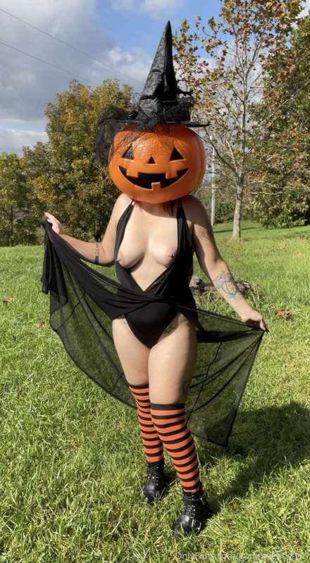 Pumpkin witch 🎃🖤 (not sure why this didn’t post on Halloween.. 9