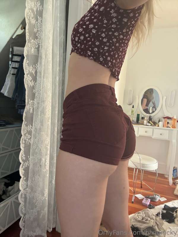 Fun fact : this whole outfit is thrifted 😋