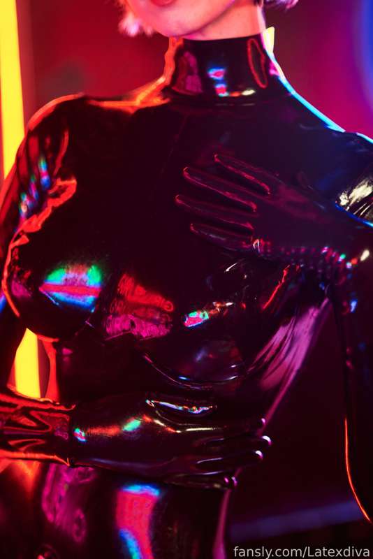 Latexdiva - Fansly - 12 Aug, 2022 1
