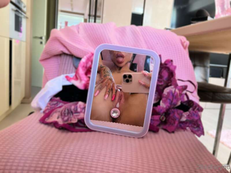 yes, I'm that weird person who likes to play with herself in..