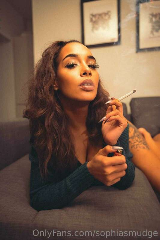 Do you like smoking content? 😏🚬 1