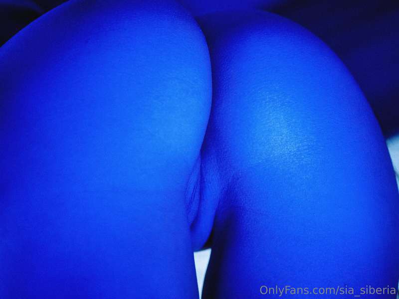 In any light this pussy and so far so good and appetizing 😏 4