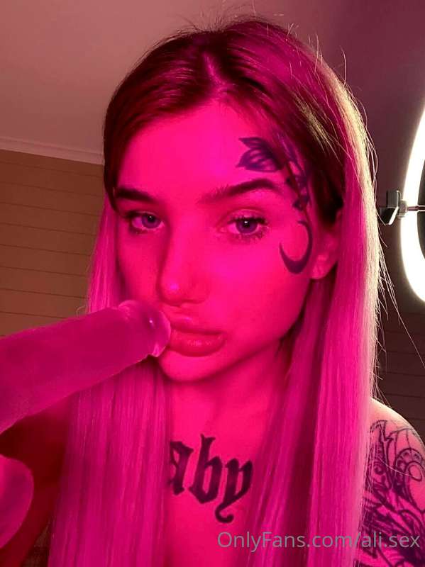 Does red light awaken your fantasies and excitement?😏😏
