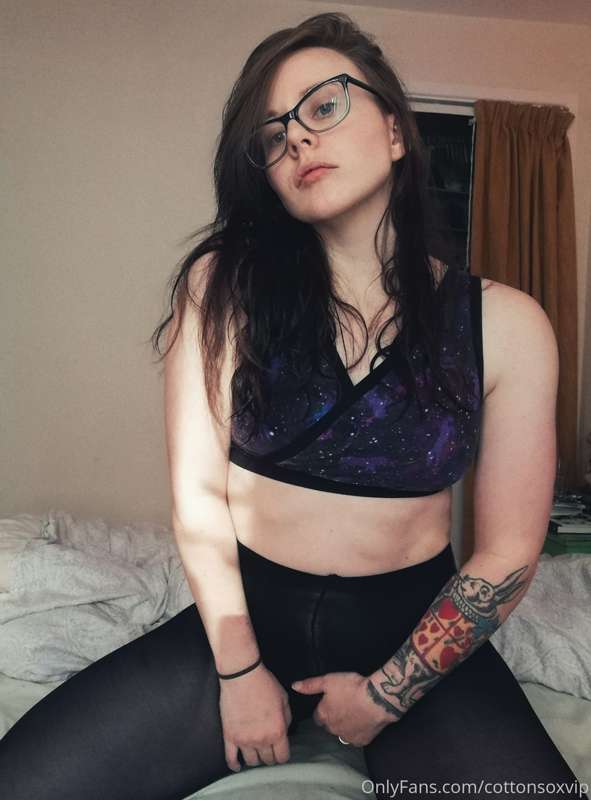 I love the feel of tights with no panties🥰 makes me feel lik.. 6