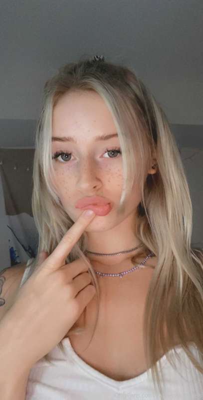 I want to play with @xmimirose 
She’s 20 and her page is onl.. 3