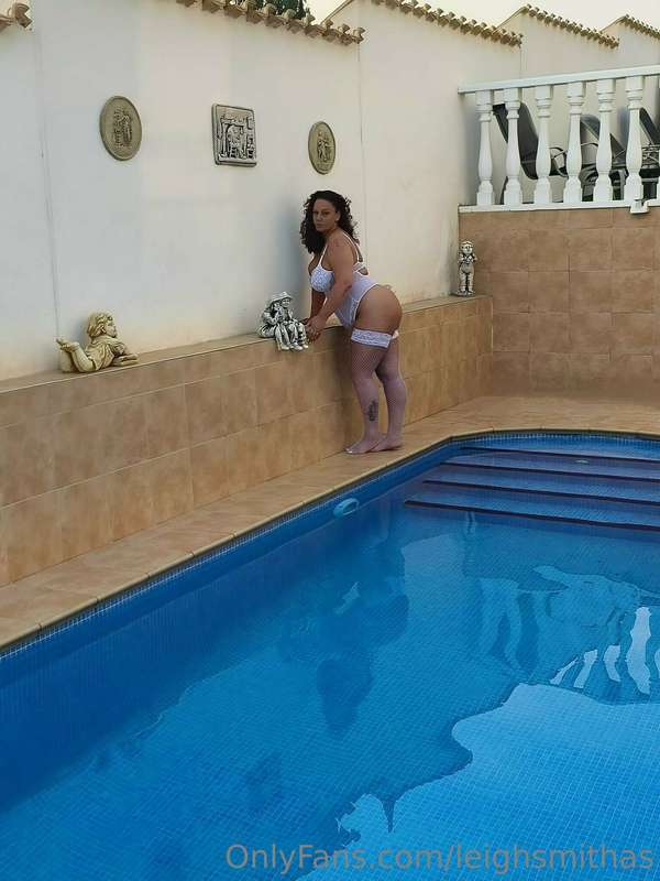 I'll see you by the pool in 5 xx