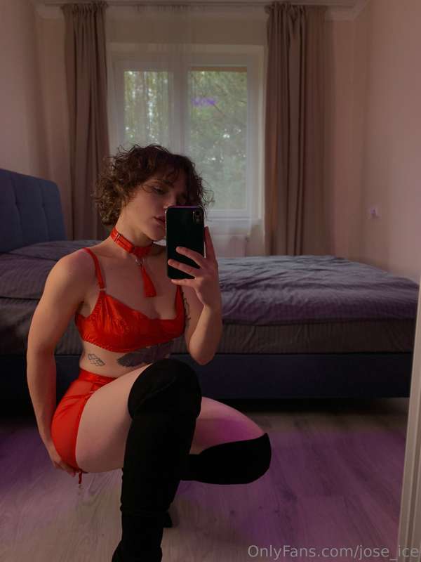 A selfie or a full-length photo? I can't make up my mind.😊😘
