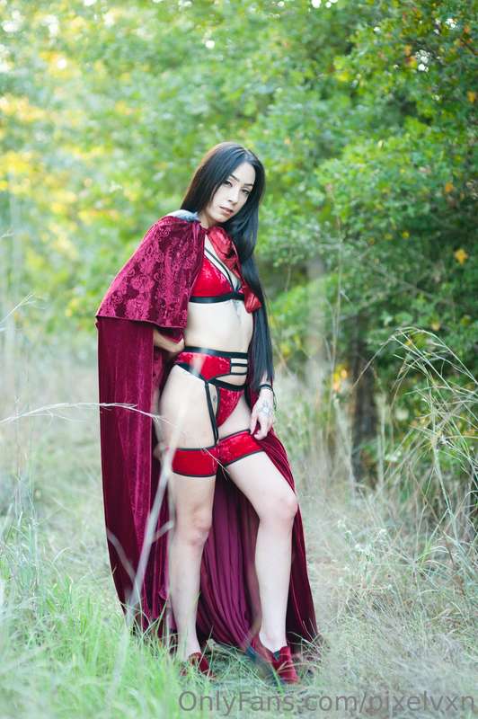 Little red riding into the weekend ♥️🖤 6