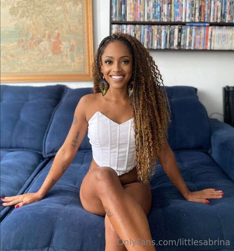 Real enchantress @vitoriaxo is the goddess of exclusive cont..