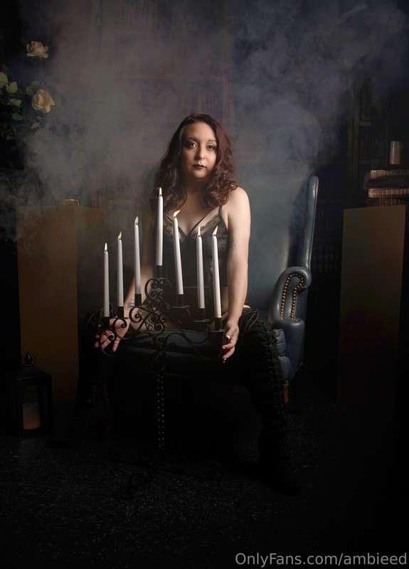 Happy Friday! Feet to worship, looks to kill — welcome to th..