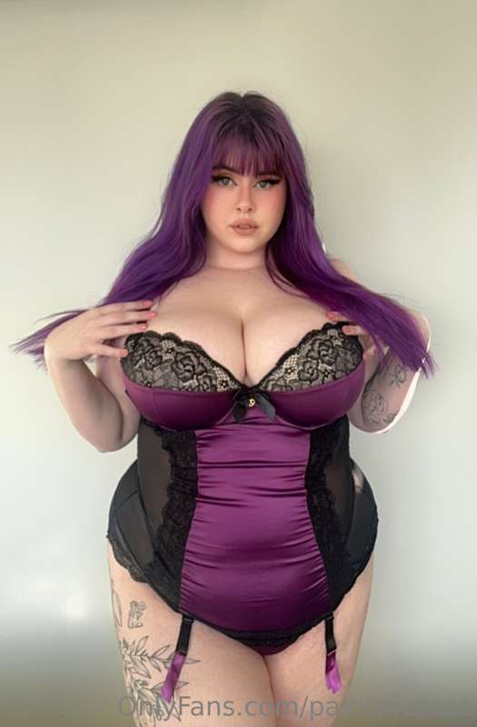 How cute is this set? i love that the purple matches my hair.. 8
