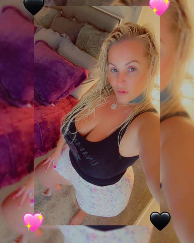 Sunday vibes.. At the house comfy .. come cuddle with me 😏 2
