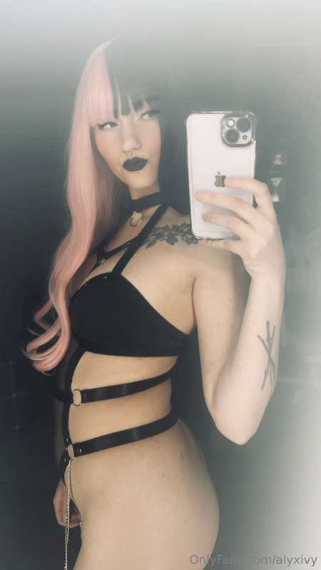 Wanna see the back Darling~? 😏🖤 2
