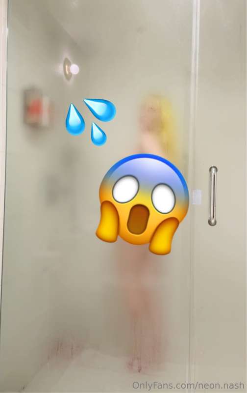 My first nude shower video!💦 I take off my bikini top and bo..