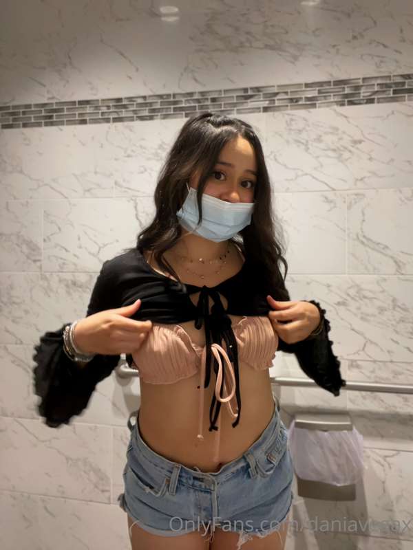 What you see if you’re in the bathroom stall w me 🤪🥰