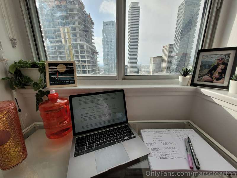 What I see while studying vs. What my desk sees🙊 
I just upd..
