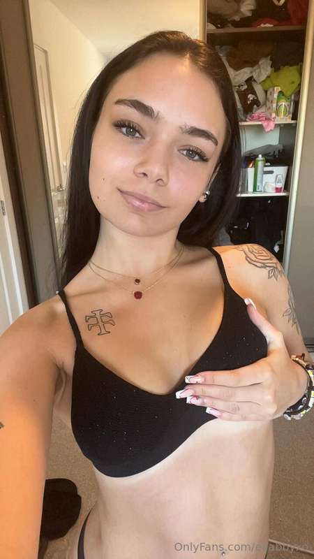 my college bestie @kinsleypaige just started her first OF 🥹F..