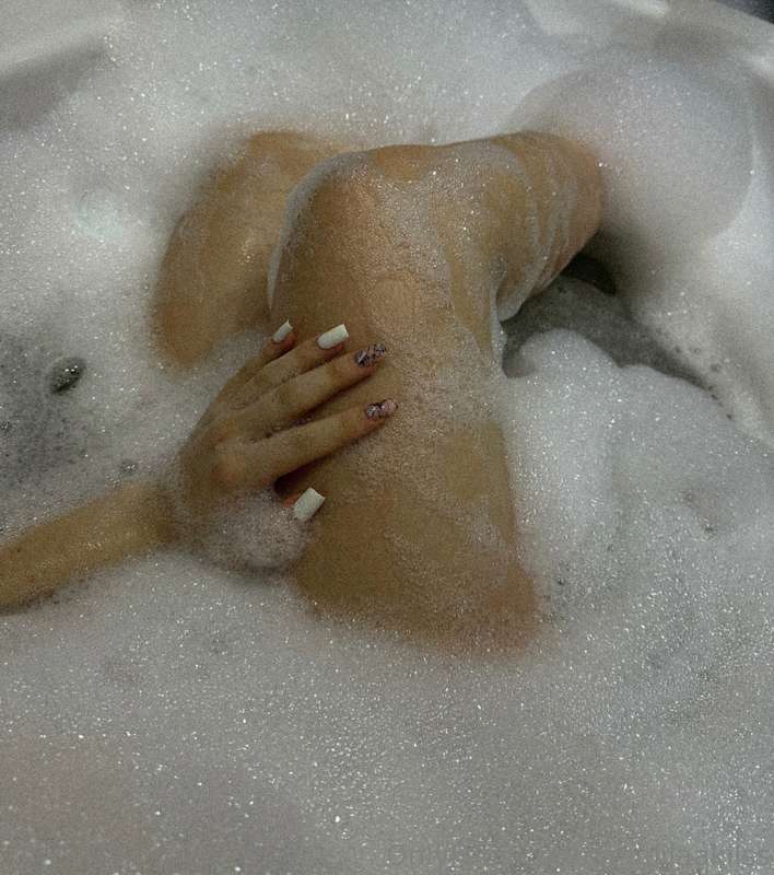 Immersed in bubbles and desire... want a taste? 💋🛁😉
