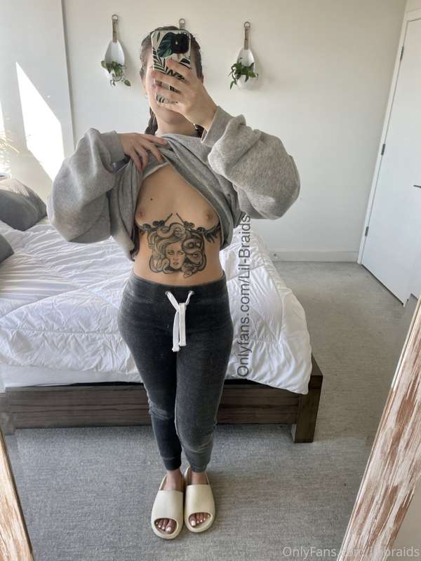 Feeling cozy 😊. Do you like casual nudes and on/offs? 5