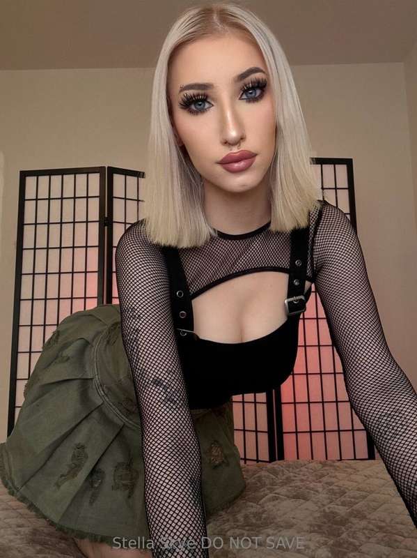 Do you like eye contact when you fuck? 