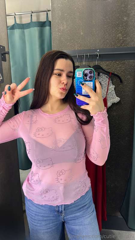 A pink moment in the fitting room, do you approve the choice..