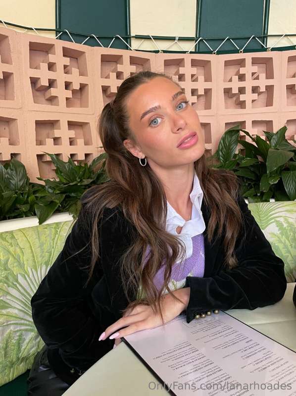 down for a dinner date babes? 😘