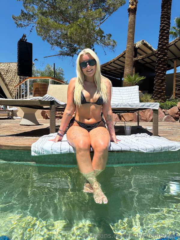 I miss the sunshine and pool days ✌🏻 1
