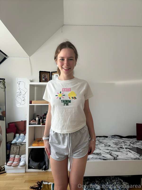 No makeup, some clothes — just me at the room 🫦You love it w..