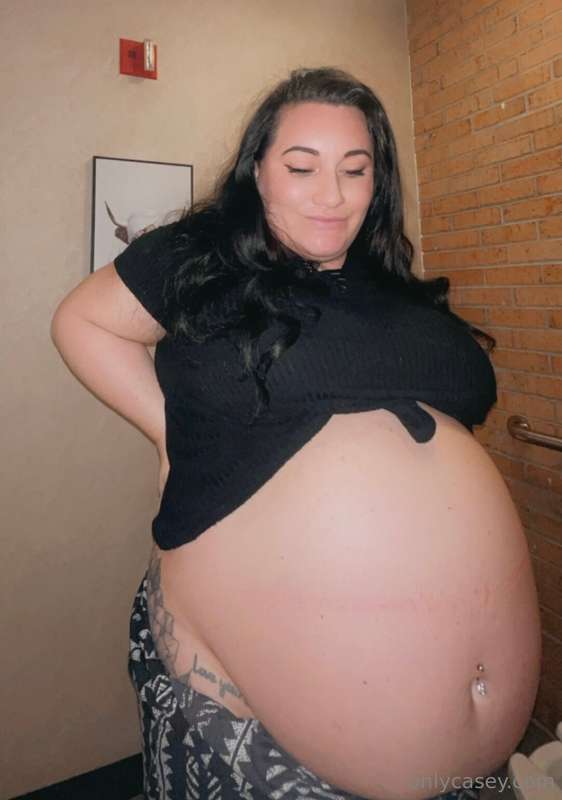 My belly hang is getting WILDDDDD 😍😍😍 my back is killing me...