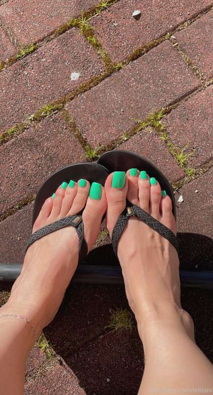 I wanna be ya favourite toes 🥺☀️ Also dms I’m on it 😘 I put ..